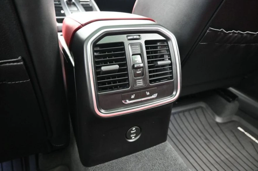 2025 Porsche Macan Electric - Image 11 of 12