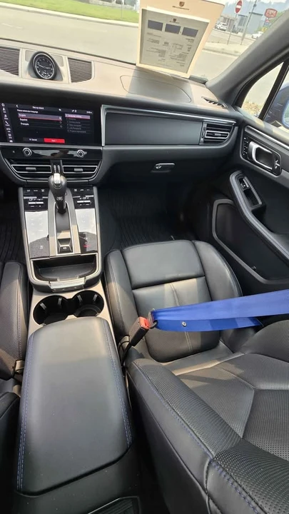 2025 Porsche Macan Electric - Image 9 of 12