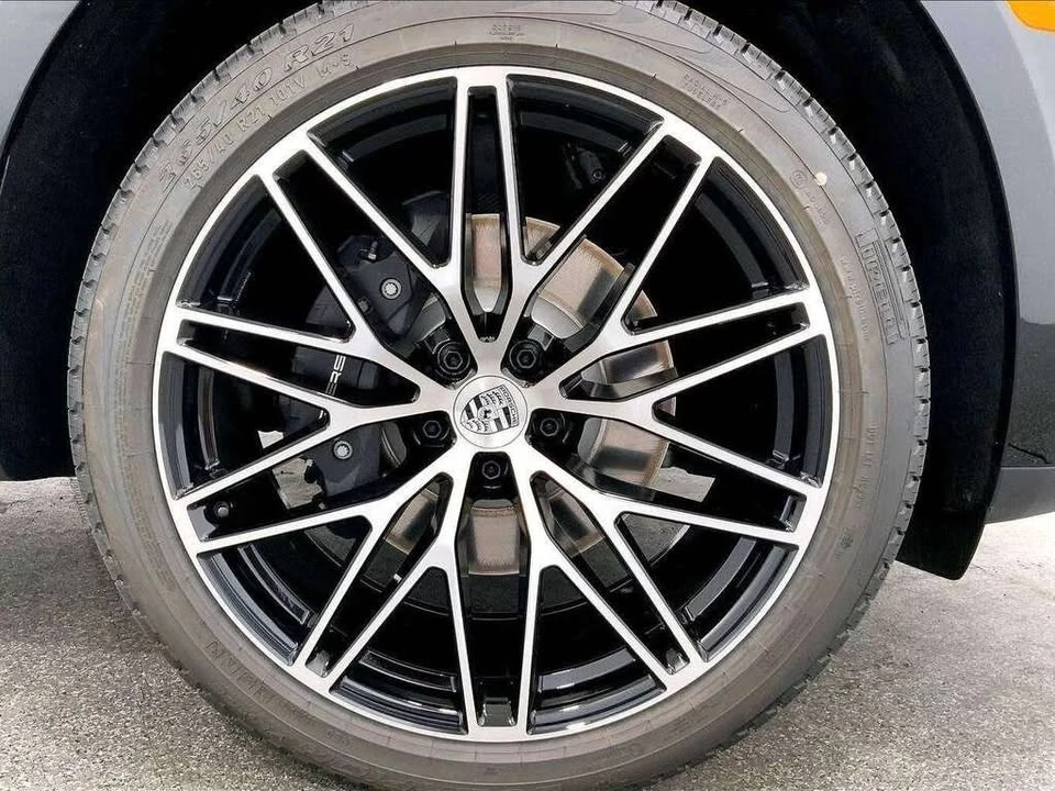 2025 Porsche Macan - Image 19 of 20