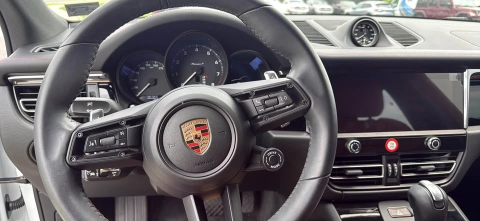 2025 Porsche Macan - Image 5 of 7