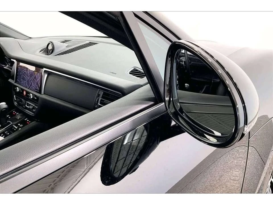 2025 Porsche Macan - Image 14 of 20