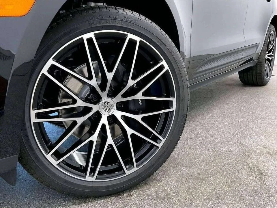 2025 Porsche Macan - Image 17 of 20