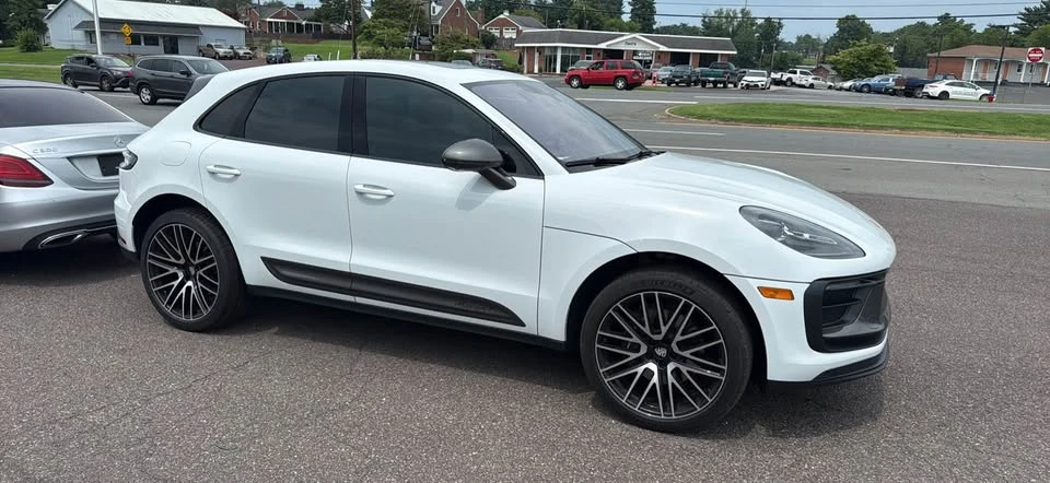2025 Porsche Macan - Image 2 of 7