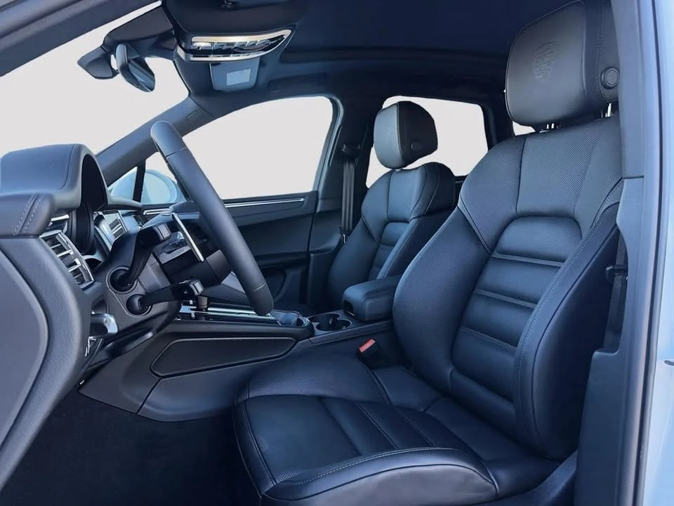 2025 Porsche Macan - Image 2 of 3