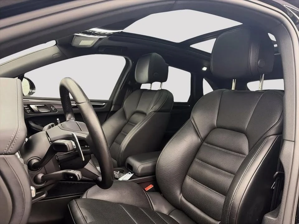 2025 Porsche Macan - Image 5 of 10