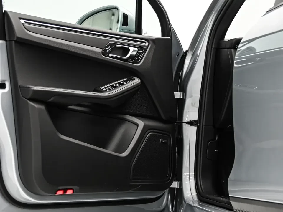 2025 Porsche Macan Electric - Image 18 of 20