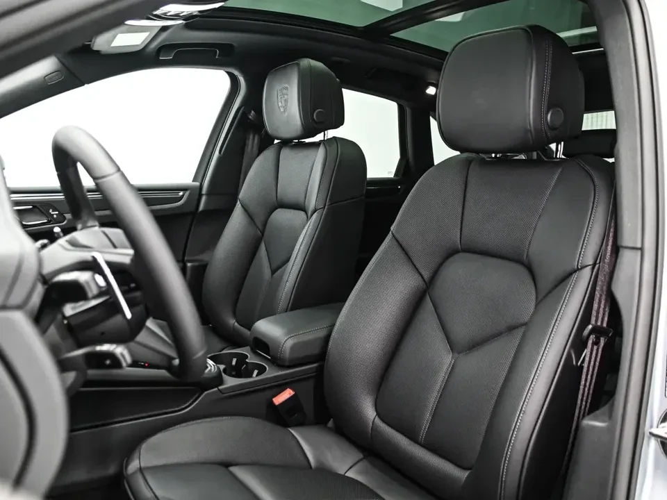2025 Porsche Macan Electric - Image 16 of 20