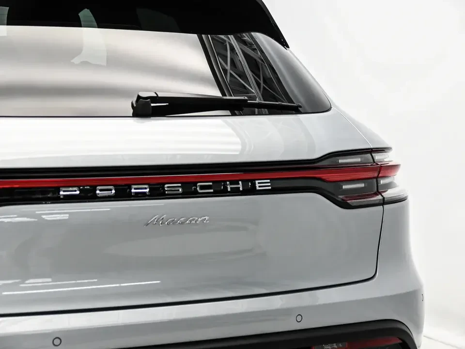 2025 Porsche Macan Electric - Image 14 of 20