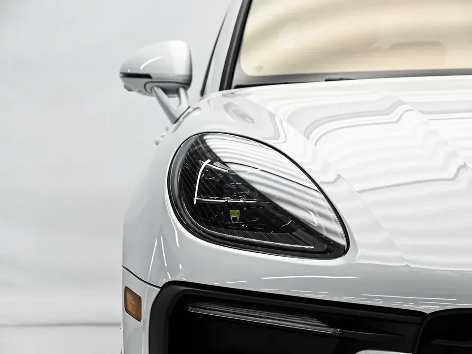 2025 Porsche Macan - Image 12 of 20