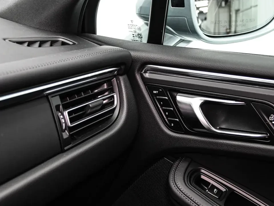 2025 Porsche Macan Electric - Image 19 of 20