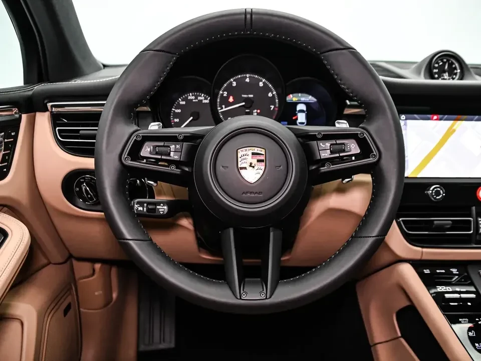 2025 Porsche Macan - Image 15 of 20