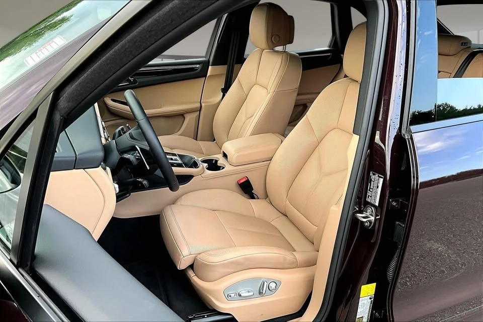 2025 Porsche Macan - Image 7 of 8