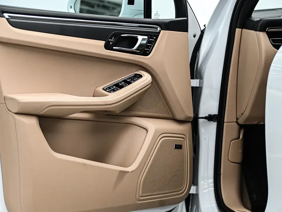 2025 Porsche Macan - Image 16 of 20