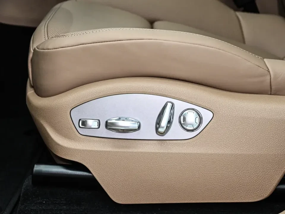 2025 Porsche Macan - Image 20 of 20