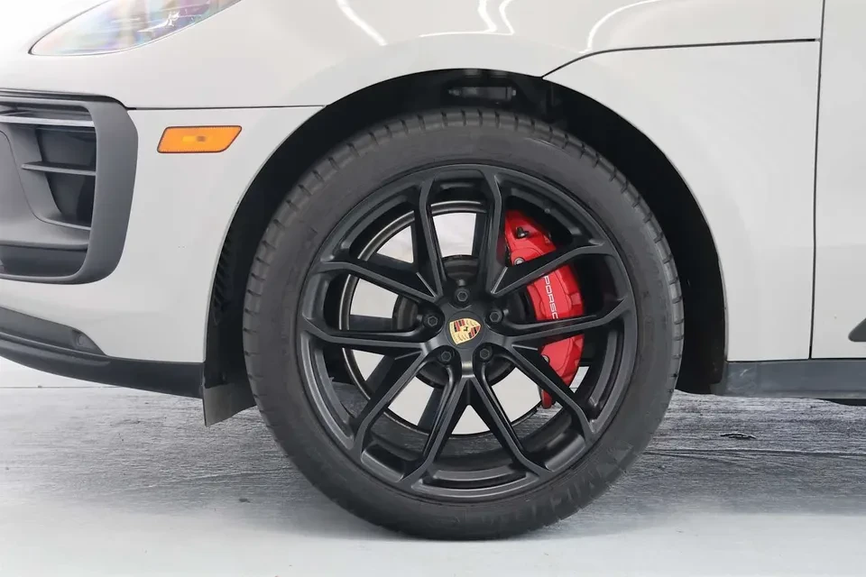 2025 Porsche Macan Electric - Image 4 of 7