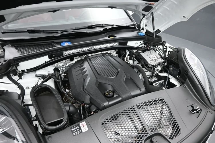 2025 Porsche Macan - Image 4 of 20