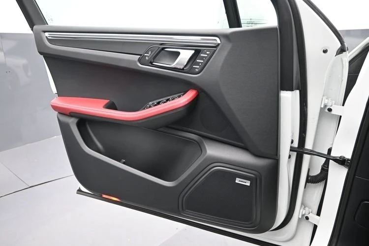 2025 Porsche Macan - Image 8 of 20