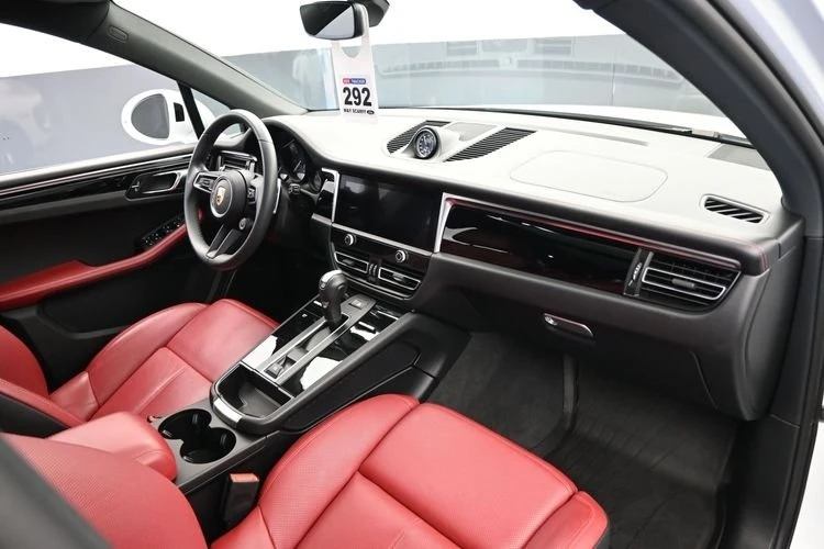 2025 Porsche Macan - Image 14 of 20