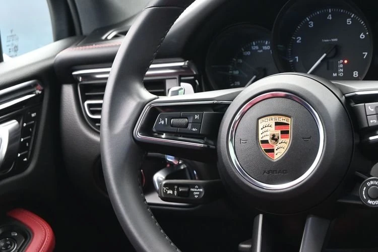 2025 Porsche Macan - Image 11 of 20
