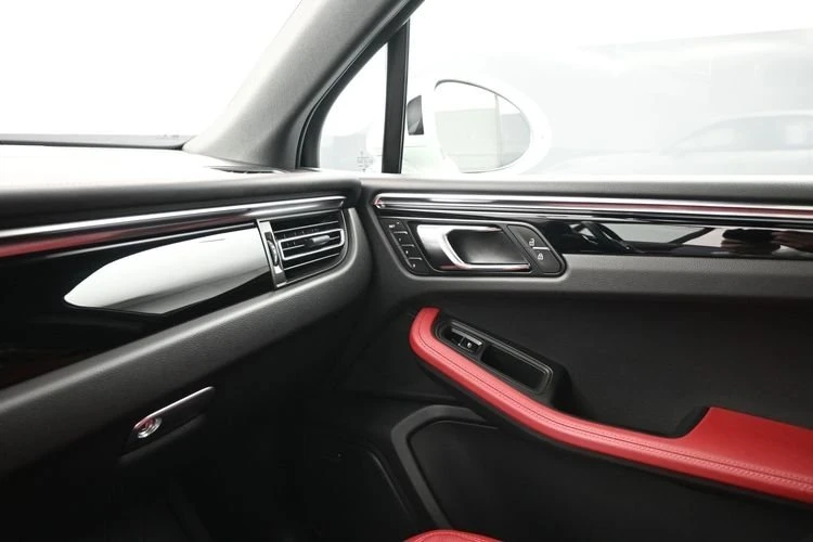2025 Porsche Macan - Image 10 of 20