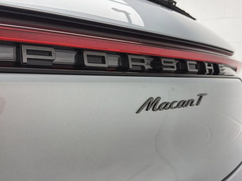 2025 Porsche Macan - Image 7 of 10