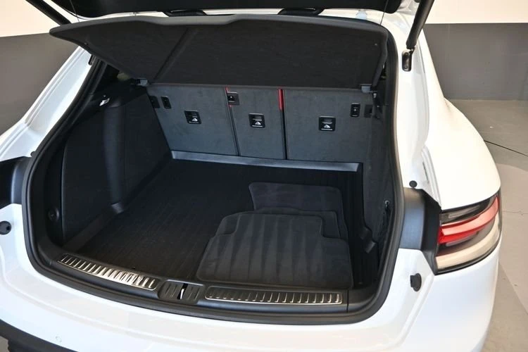 2025 Porsche Macan - Image 12 of 20