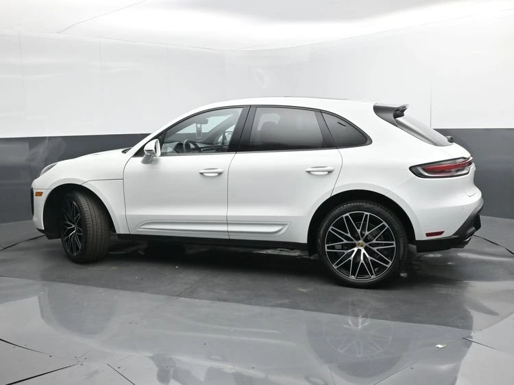 2025 Porsche Macan - Image 17 of 20