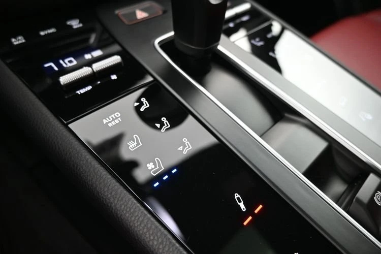 2025 Porsche Macan - Image 9 of 20