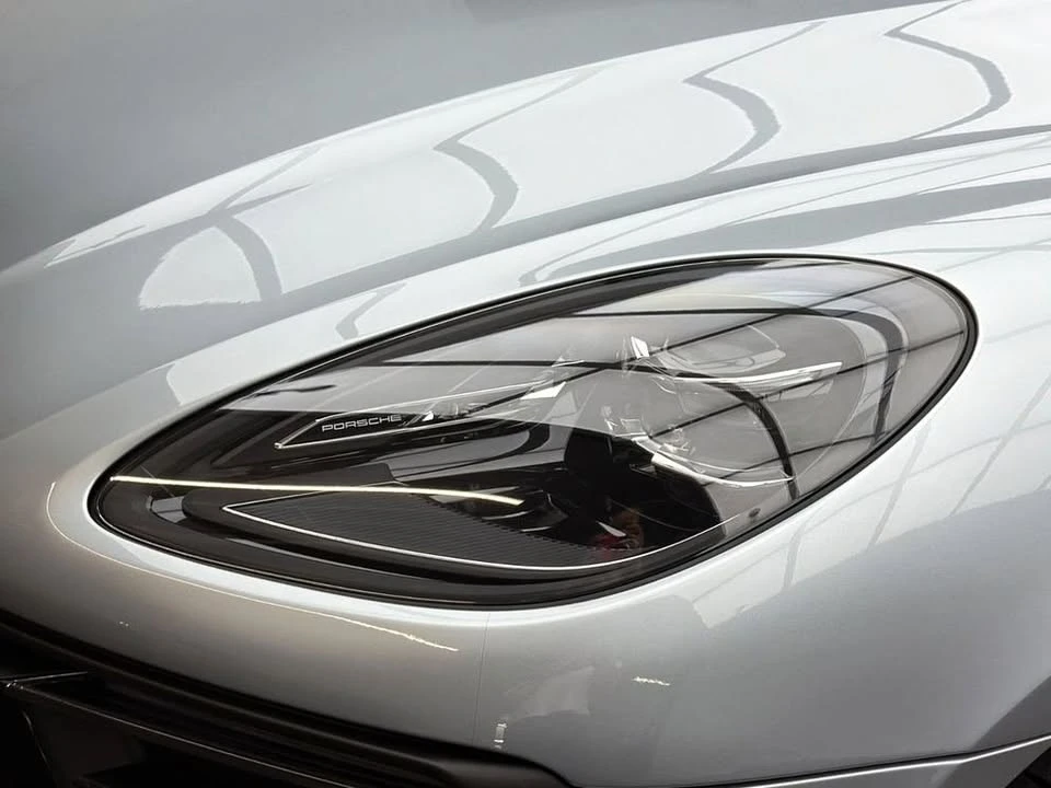 2025 Porsche Macan - Image 8 of 10