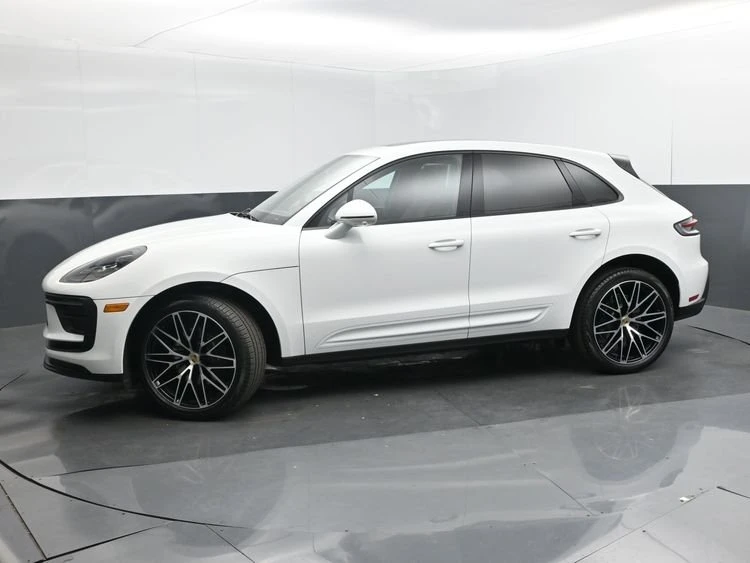 2025 Porsche Macan - Image 16 of 20