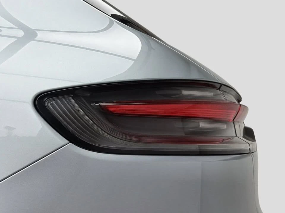 2025 Porsche Macan - Image 9 of 10