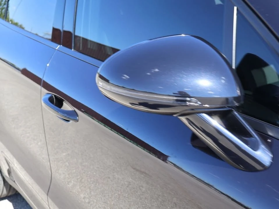 2025 Porsche Macan Electric - Image 15 of 20