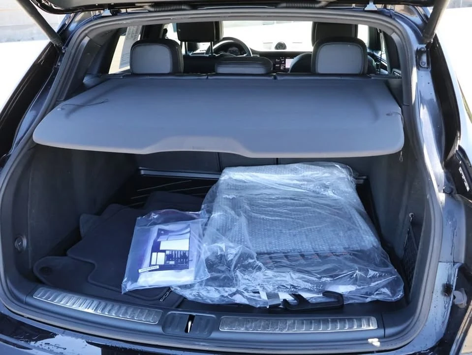 2025 Porsche Macan Electric - Image 17 of 20