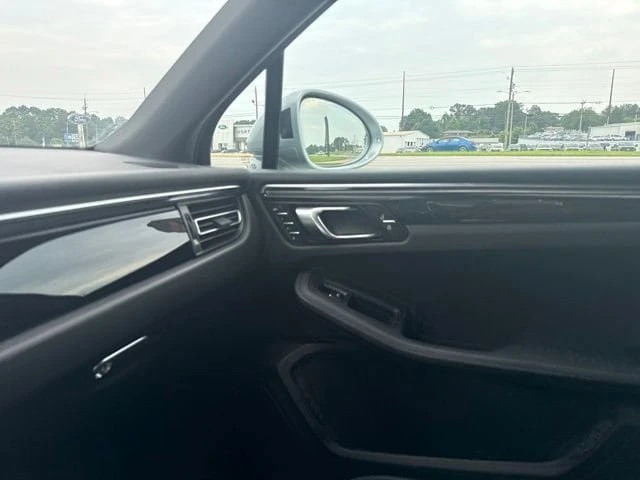 2025 Porsche Macan Electric - Image 18 of 20