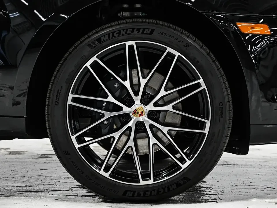 2025 Porsche Macan Electric - Image 3 of 20