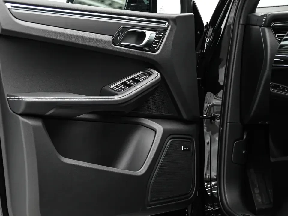 2025 Porsche Macan Electric - Image 17 of 20
