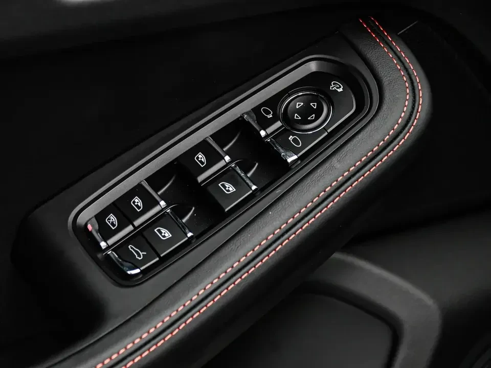 2025 Porsche Macan Electric - Image 17 of 20