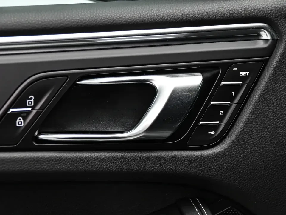 2025 Porsche Macan Electric - Image 18 of 20