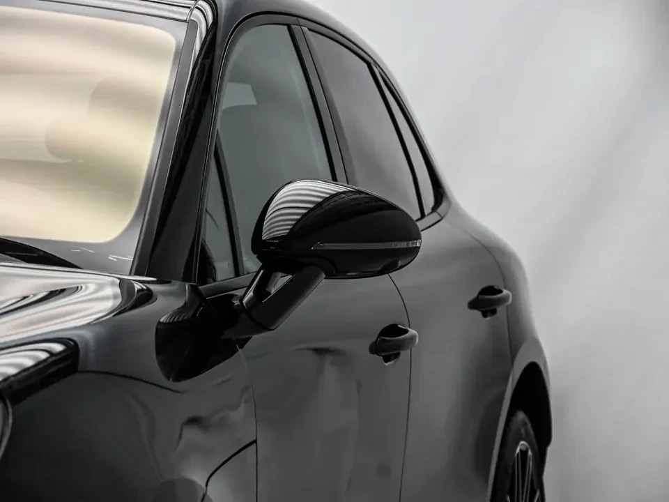 2025 Porsche Macan Electric - Image 8 of 20