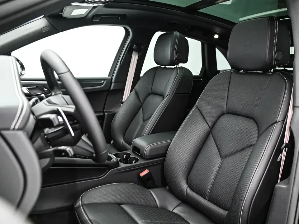 2025 Porsche Macan Electric - Image 15 of 20
