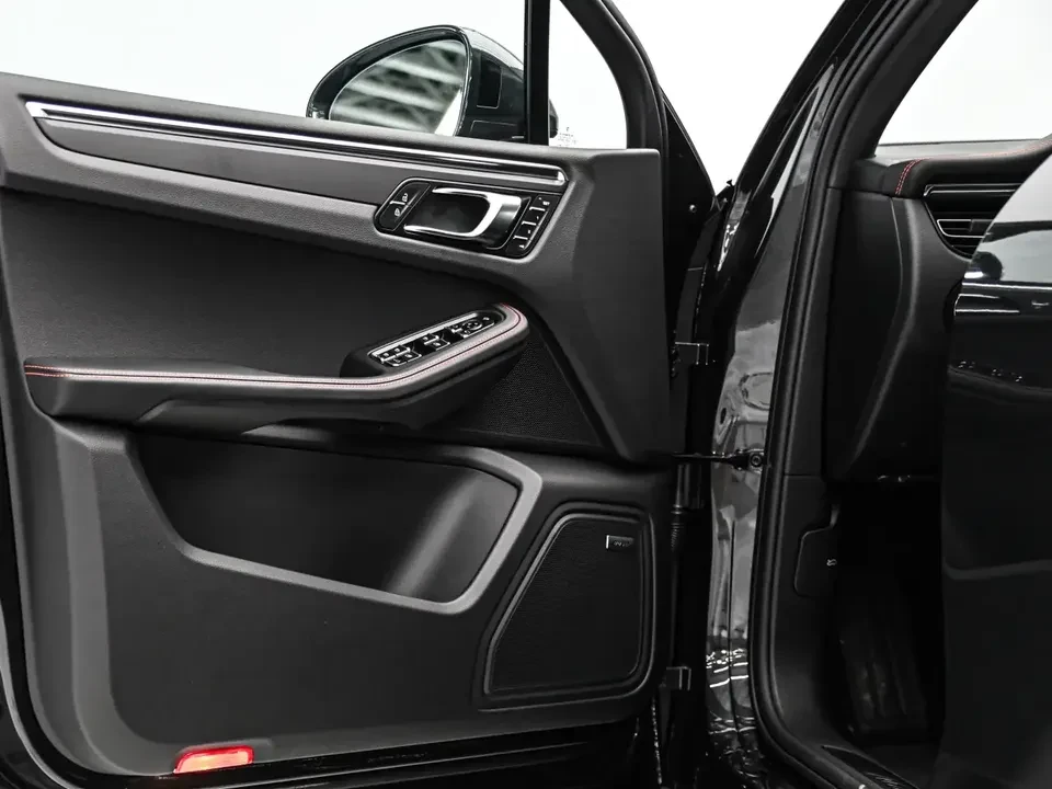 2025 Porsche Macan Electric - Image 16 of 20