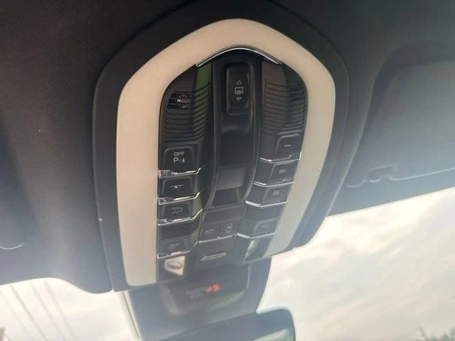 2025 Porsche Macan Electric - Image 19 of 20