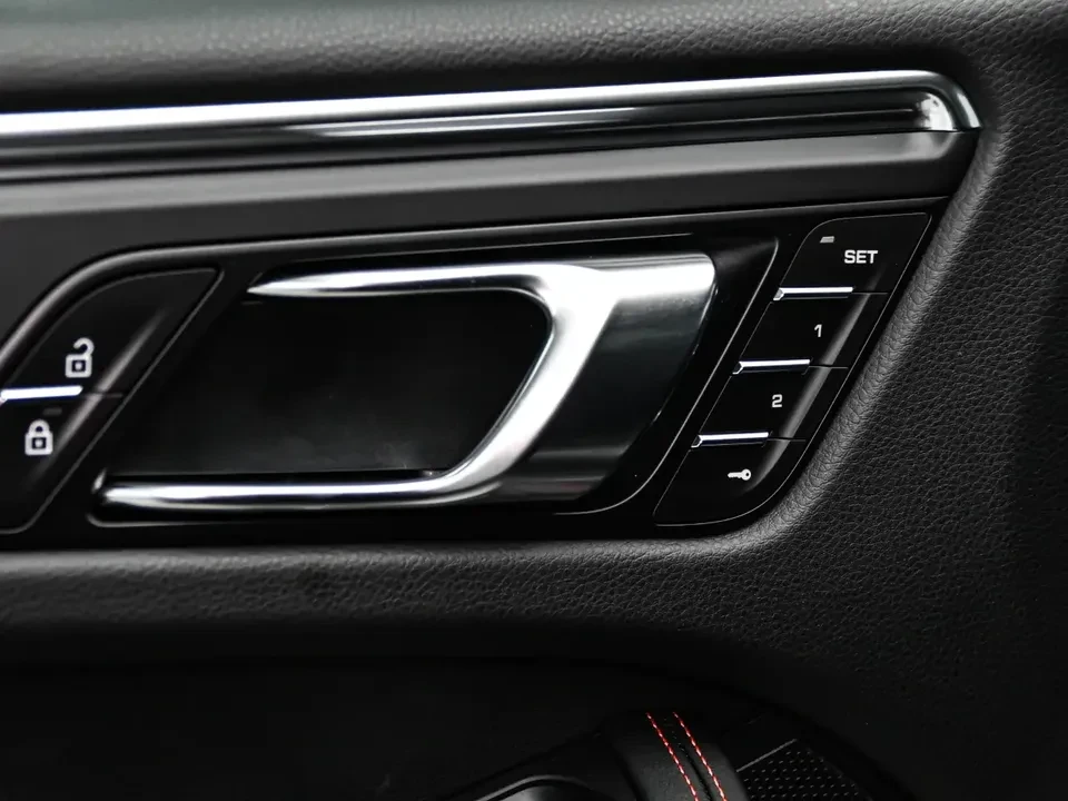 2025 Porsche Macan Electric - Image 18 of 20