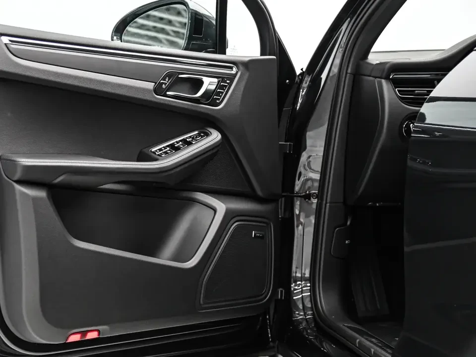 2025 Porsche Macan Electric - Image 16 of 20