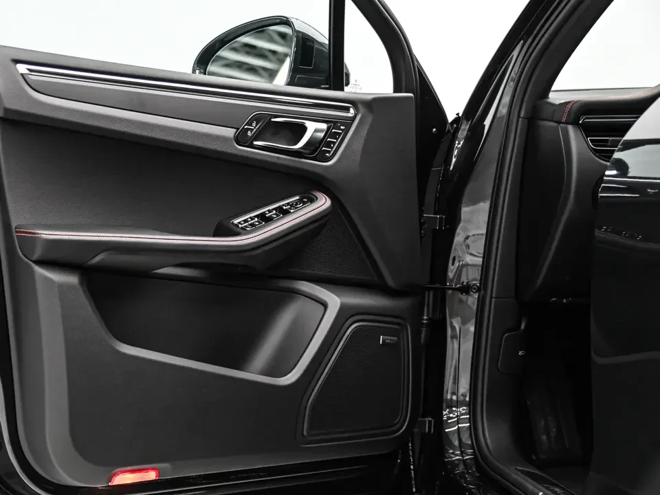 2025 Porsche Macan Electric - Image 16 of 20