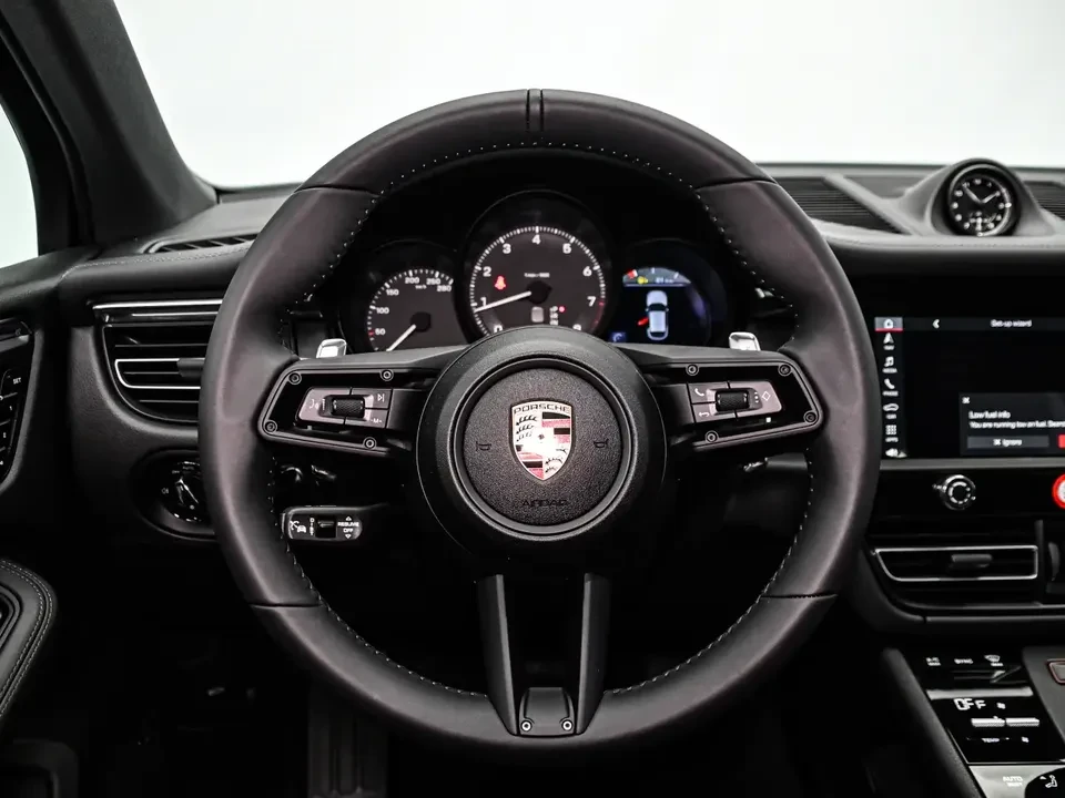 2025 Porsche Macan Electric - Image 17 of 20