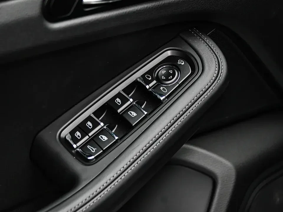 2025 Porsche Macan Electric - Image 19 of 20