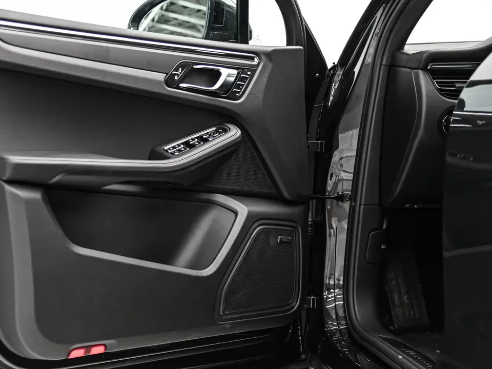 2025 Porsche Macan Electric - Image 17 of 20