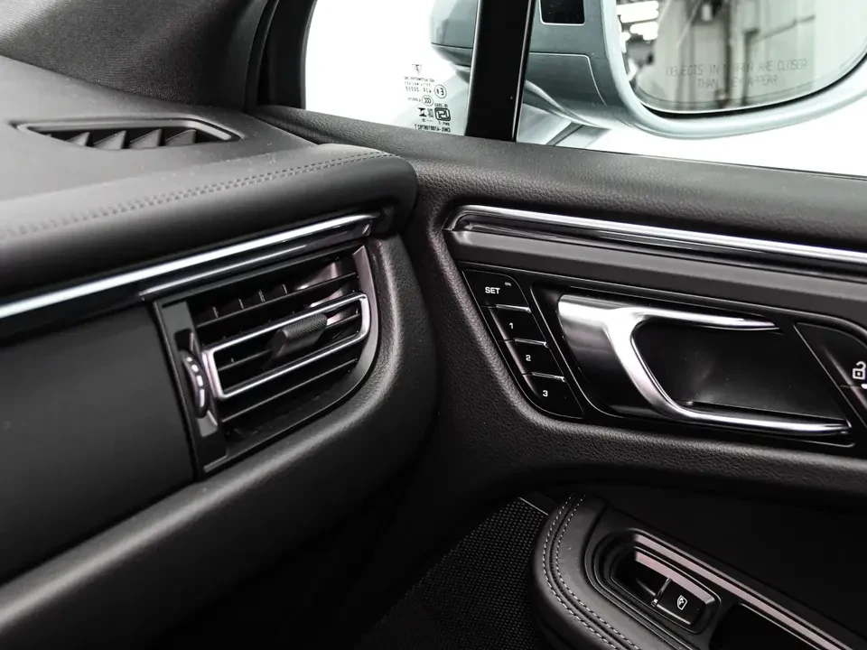 2025 Porsche Macan Electric - Image 19 of 20