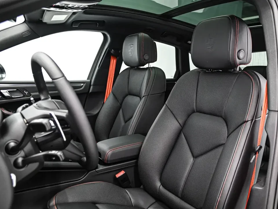 2025 Porsche Macan Electric - Image 14 of 20